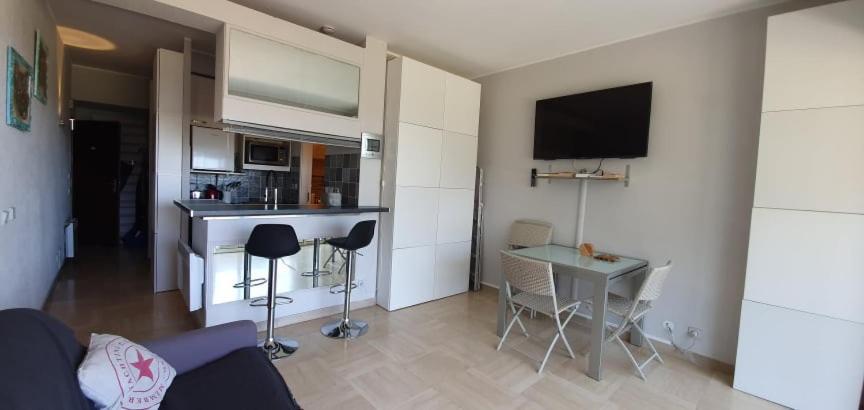 Lovely Apartment In Marina Baie Des Anges- Baronnet - Sew View, Free Parking Spaces On Site, Restaurants, Beach, Supermarket 卢贝新城 外观 照片